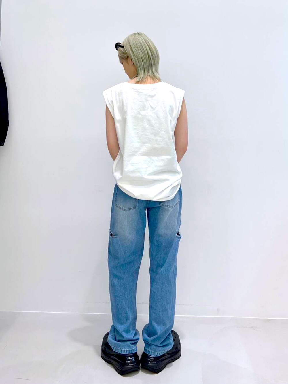 ホワイト系のTシャツ/カットソー、ブルー系のデニムパンツを着用したレディースの春コーディネートの3枚目の写真