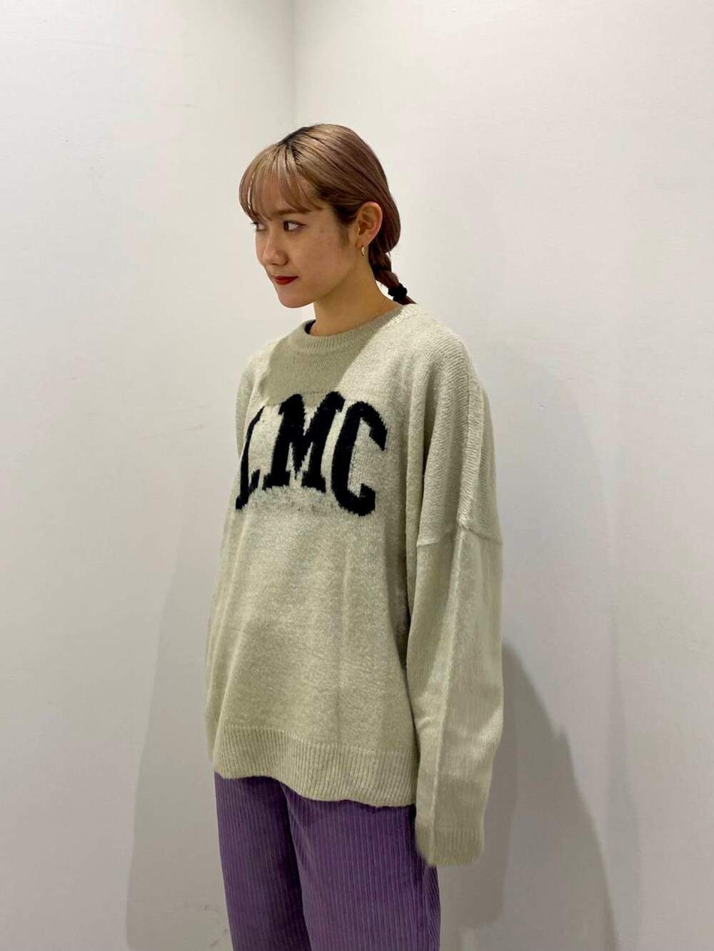 「ALAND、韓国ファッション、韓国ブランド、コーデュロイ、冬コーデ、ストリート、クリスマスに着たい服、休日スタイル、秋冬コーデ、オトナカジュアル、lmc、ニット、カジュアル、オーバーサイズ」｜「LMCの【UNISEX】LMC／ARCH KNITプルオーバー 2173554（ニット/セーター、ベージュ系）」を使った、ALAND JAPANさん（レディース・165cm）の冬コーディネートの2枚目の写真