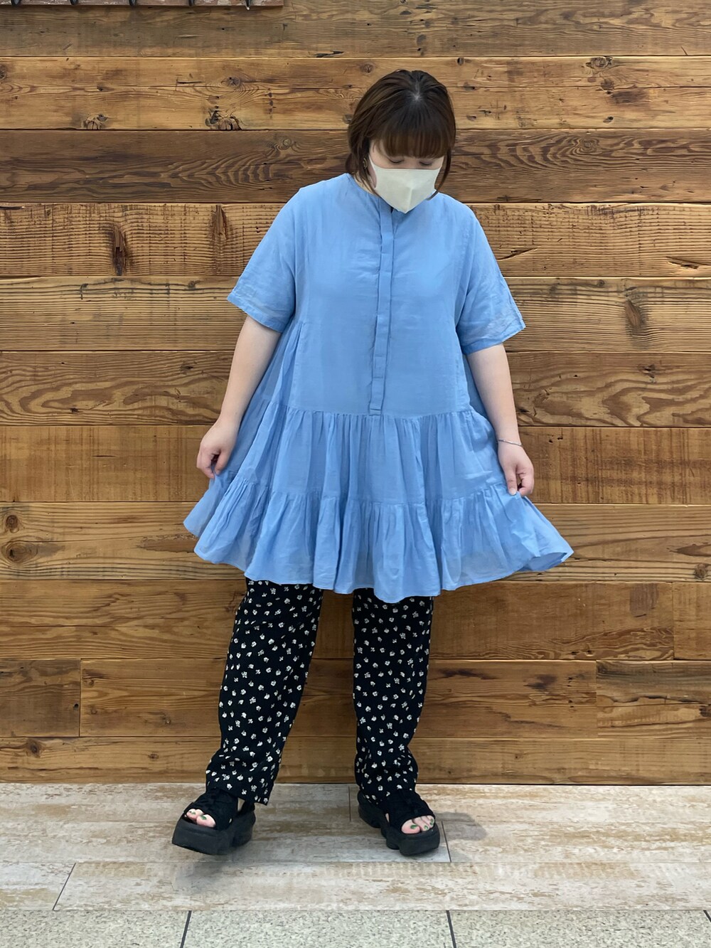 ブルー系のシャツ/ブラウス、ブルー系のその他パンツ、ブラック系のサンダルを着用したレディースの夏コーディネートの3枚目の写真