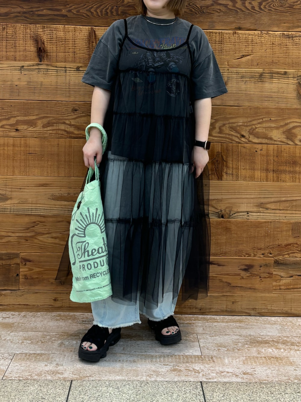 「ロゴT、大人可愛い、カジュアルコーデ、30代コーデ、ピュアルセシン、チュール、キャミワンピ、シアタープロダクツ(THEATRE PRODUCTS)、ナイキ、サンダル、デニム」｜「PUAL CE CINのヴィンテージライク"Space Travel"T（Tシャツ/カットソー、グレー系）」を使った、なかじさん（レディース・158cm）の夏コーディネートの2枚目の写真