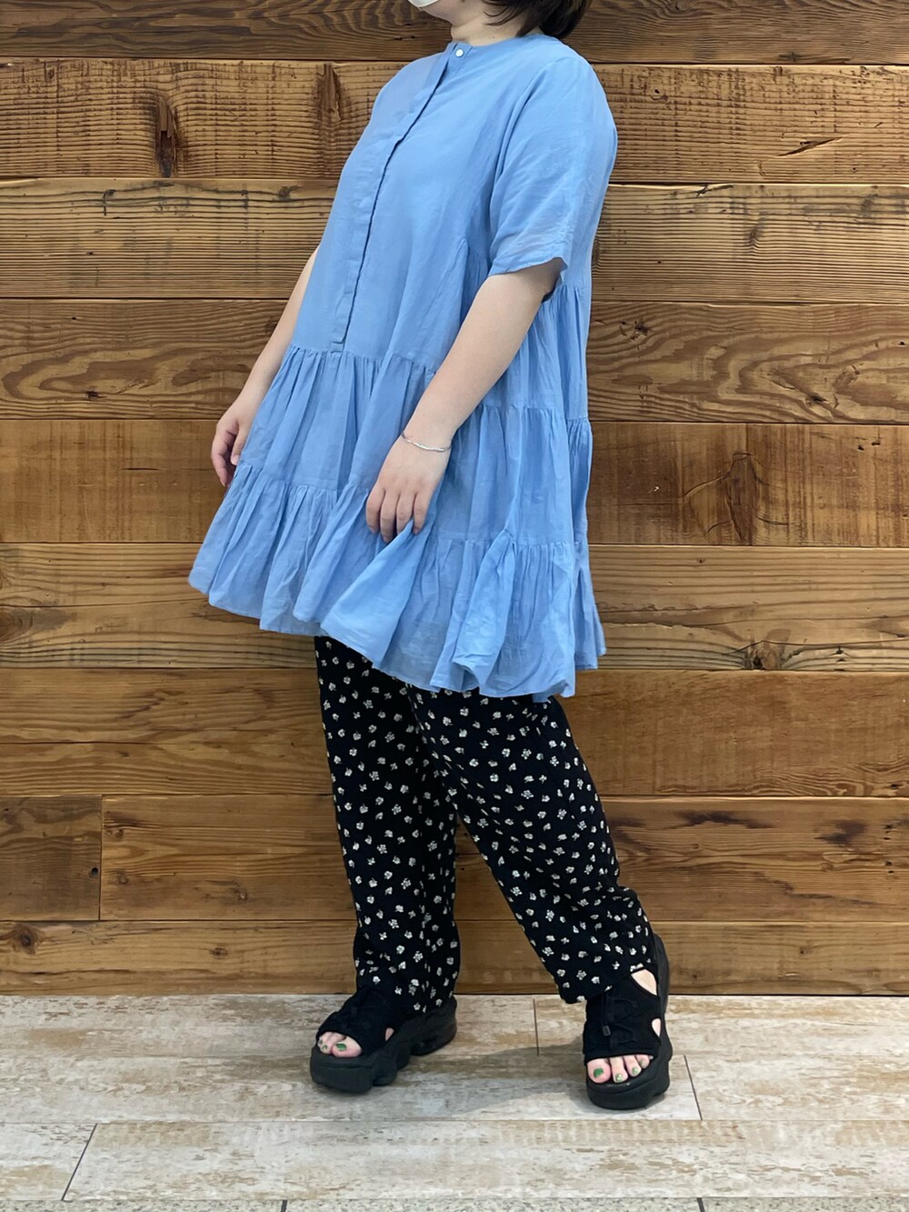 ブルー系のシャツ/ブラウス、ブルー系のその他パンツ、ブラック系のサンダルを着用したレディースの夏コーディネートの4枚目の写真