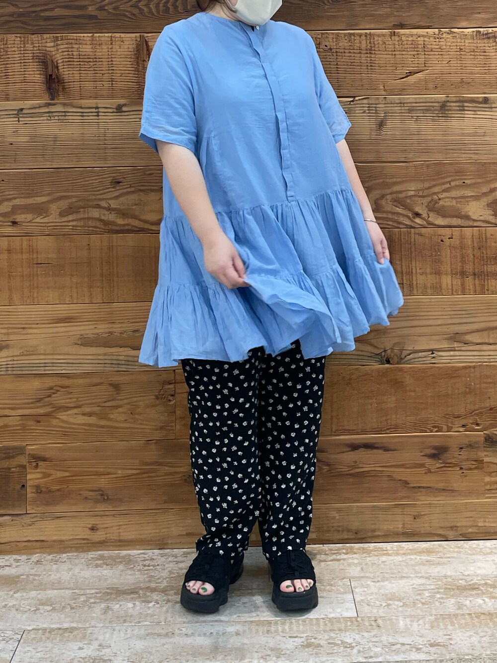 ブルー系のシャツ/ブラウス、ブルー系のその他パンツ、ブラック系のサンダルを着用したレディースの夏コーディネートの2枚目の写真