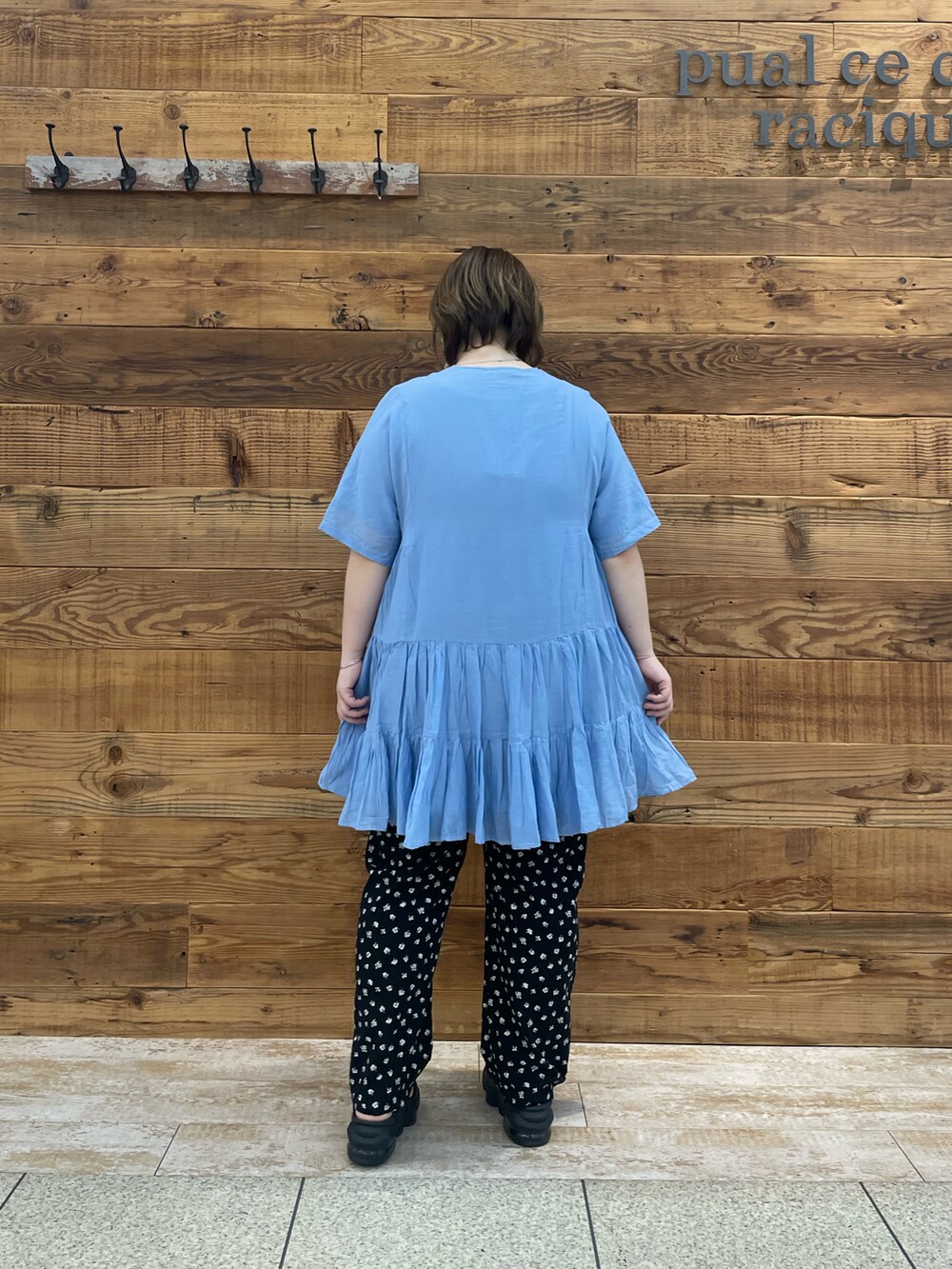 ブルー系のシャツ/ブラウス、ブルー系のその他パンツ、ブラック系のサンダルを着用したレディースの夏コーディネートの5枚目の写真