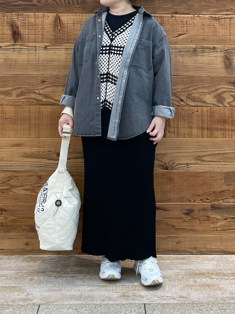 「着回しコーデ、秋冬コーデ、秋カラー、キレイめカジュアル、休日コーデ、ピュアルセシン、ニューバランス、30代コーデ、シアタープロダクツ(THEATRE PRODUCTS)、デニム、ナロースカート、カジュアルコーデ、ベスト」｜「PUAL CE CINの【Du noir】デニムブラウス（シャツ/ブラウス、グレー系）」を使った、なかじさん（レディース・158cm）の秋コーディネートの2枚目の写真