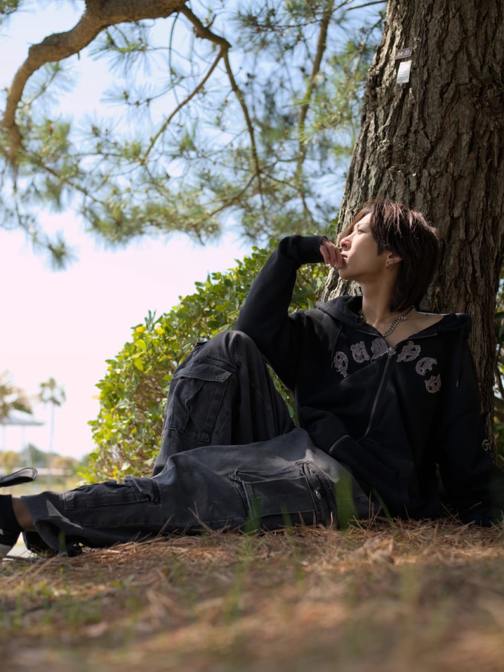 ブラック系のタンクトップ、ブラック系のドレスシューズを着用したメンズの春コーディネートの2枚目の写真