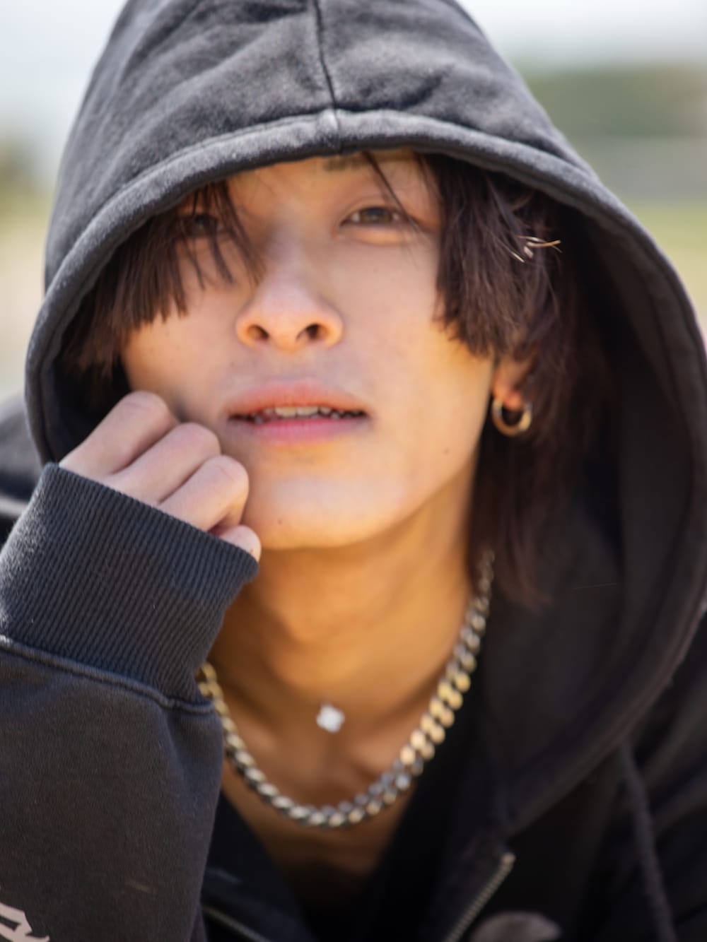 ブラック系のタンクトップ、ブラック系のドレスシューズを着用したメンズの春コーディネートの3枚目の写真