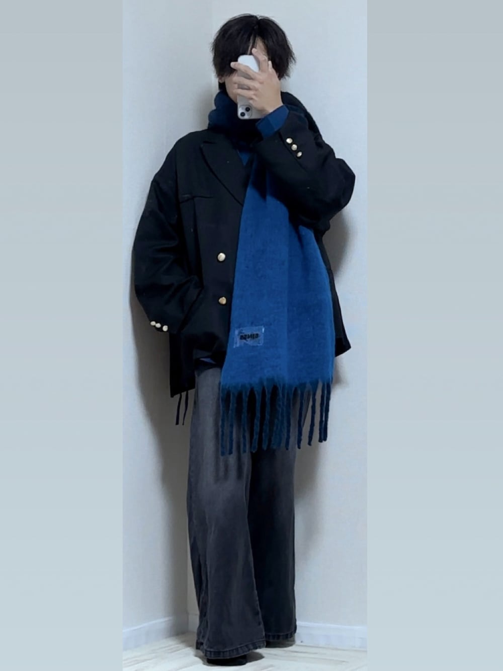 ブラック系のデニムパンツ、ブラック系のテーラードジャケット、ブルー系のシャツ/ブラウスを着用したメンズの秋コーディネートの2枚目の写真