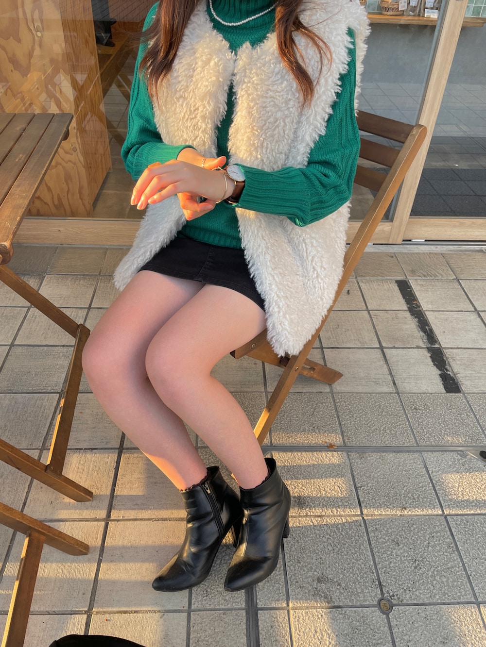 「大人コーデ、休日コーデ、GeeRA、ZOZOTOWN、秋冬コーデ、お洒落さんとつながりたい、今日のコーデ、高身長コーデ、ootd、カラー×コーデ、ニット、カラーコーデ、ファーベスト、ミニスカート」｜「WEGOのWEGO/【XS～Lサイズ】タイトミニスカート（デニムスカート、ブラック系）」を使った、nanami.さん（骨格ウェーブ・レディース・162cm）の秋コーディネートの2枚目の写真