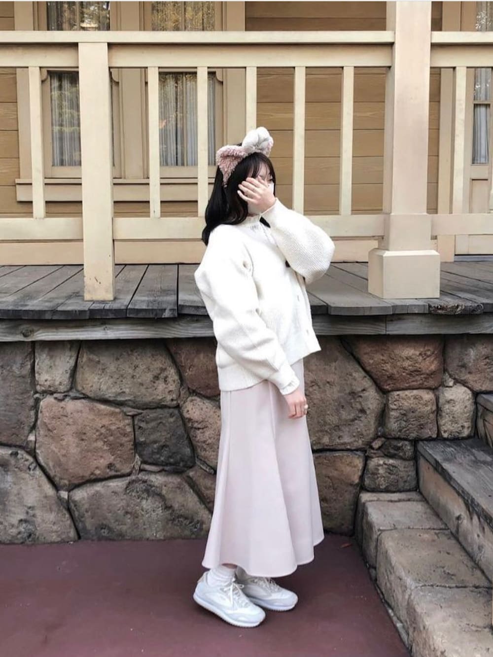 「今日のコーデ、disney、ディズニーコーデ、ディズニー、シェリーメイ、淡色コーデ、淡色女子、淡色、おしゃれさんと繋がりたい、大人女子、大人かわいい、マーメイドスカート、オトナカジュアル、スニーカーコーデ、ホワイト」｜「Disneyのアイテム（ファッション雑貨、ピンク系）」を使った、nanami.さん（骨格ウェーブ・レディース・162cm）の夏コーディネートの3枚目の写真