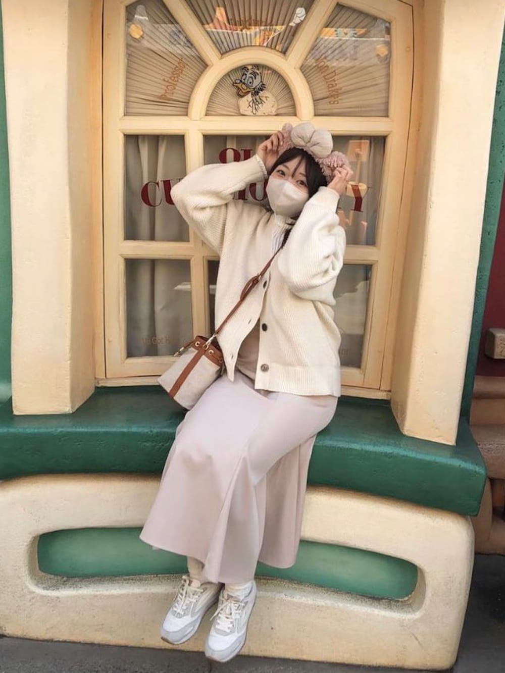 「今日のコーデ、disney、ディズニーコーデ、ディズニー、シェリーメイ、淡色コーデ、淡色女子、淡色、おしゃれさんと繋がりたい、大人女子、大人かわいい、マーメイドスカート、オトナカジュアル、スニーカーコーデ、ホワイト」｜「Disneyのアイテム（ファッション雑貨、ピンク系）」を使った、nanami.さん（骨格ウェーブ・レディース・162cm）の夏コーディネートの2枚目の写真