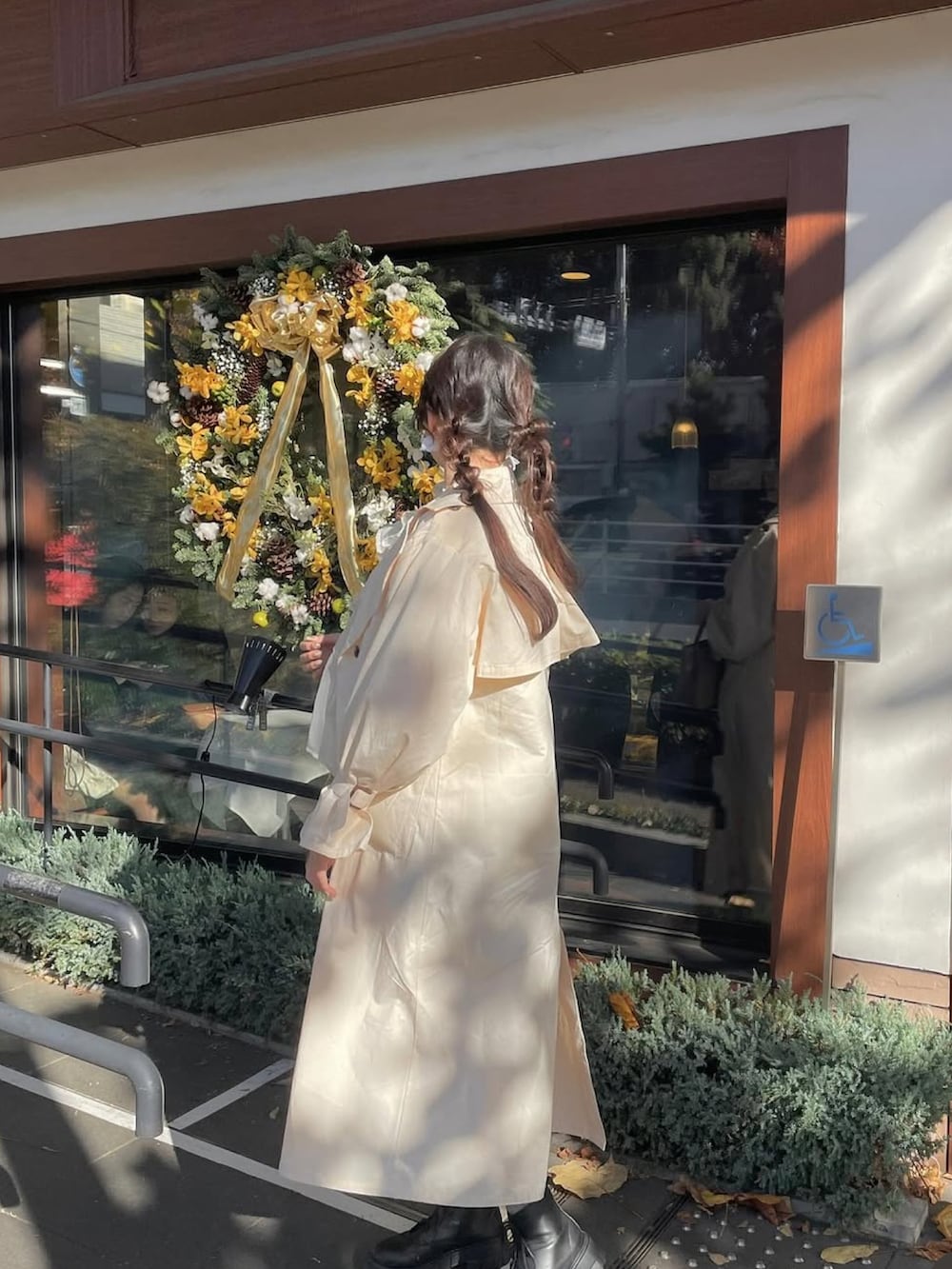 「大人かわいい、オトナカジュアル、おしゃれさんと繋がりたい、キレイめコーデ、トレンチコート、大人ガーリー、カフェコーデ、高身長女子、春コーデ、淡色コーデ、アイボリー、WEARタイアップ」｜「LOUIS VUITTONのアイテム（ハンドバッグ、ベージュ系）」を使った、nanami.さん（骨格ウェーブ・レディース・162cm）の冬コーディネートの4枚目の写真