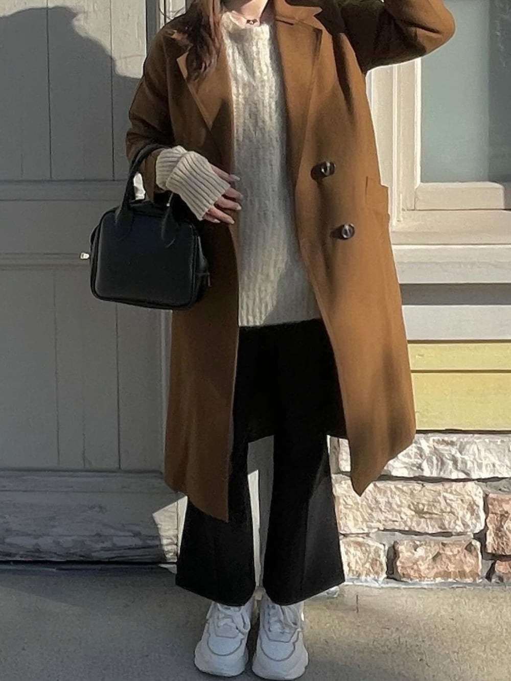「今日のコーデ、あったかコーデ、キレイめコーデ、ootd、冬のコーデ、ビッグシルエット、PR、GeeRA、高身長女子、大人女子、淡色コーデ、淡色女子、ユニバ、アームウォーマー、ロングコート」｜「RANDAのツイードデザインボリュームソールスニーカー（スニーカー、ホワイト系）」を使った、nanami.さん（骨格ウェーブ・レディース・162cm）の冬コーディネートの4枚目の写真