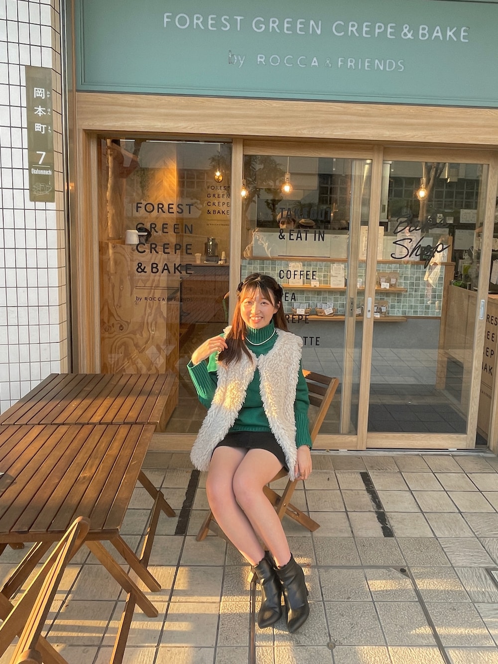 「大人コーデ、休日コーデ、GeeRA、ZOZOTOWN、秋冬コーデ、お洒落さんとつながりたい、今日のコーデ、高身長コーデ、ootd、カラー×コーデ、ニット、カラーコーデ、ファーベスト、ミニスカート」｜「WEGOのWEGO/【XS～Lサイズ】タイトミニスカート（デニムスカート、ブラック系）」を使った、nanami.さん（骨格ウェーブ・レディース・162cm）の秋コーディネートの4枚目の写真