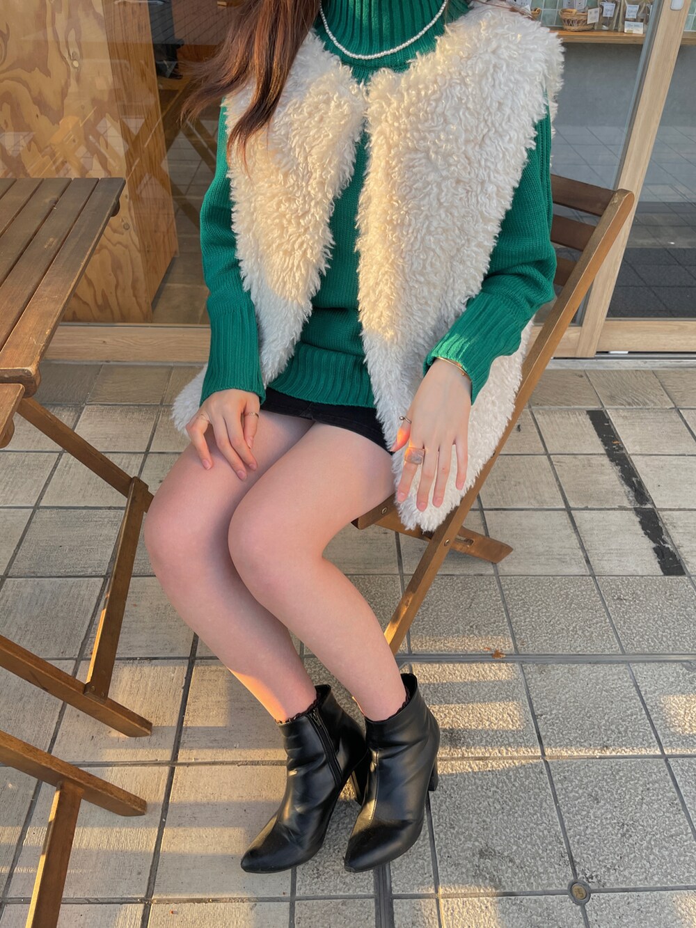 「大人コーデ、休日コーデ、GeeRA、ZOZOTOWN、秋冬コーデ、お洒落さんとつながりたい、今日のコーデ、高身長コーデ、ootd、カラー×コーデ、ニット、カラーコーデ、ファーベスト、ミニスカート」｜「WEGOのWEGO/【XS～Lサイズ】タイトミニスカート（デニムスカート、ブラック系）」を使った、nanami.さん（骨格ウェーブ・レディース・162cm）の秋コーディネートの3枚目の写真