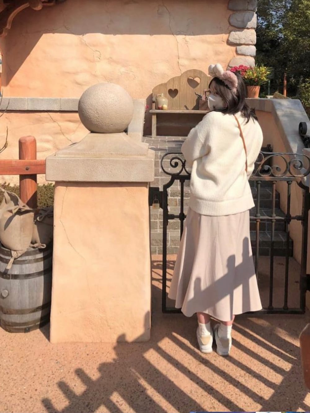 「今日のコーデ、disney、ディズニーコーデ、ディズニー、シェリーメイ、淡色コーデ、淡色女子、淡色、おしゃれさんと繋がりたい、大人女子、大人かわいい、マーメイドスカート、オトナカジュアル、スニーカーコーデ、ホワイト」｜「Disneyのアイテム（ファッション雑貨、ピンク系）」を使った、nanami.さん（骨格ウェーブ・レディース・162cm）の夏コーディネートの4枚目の写真