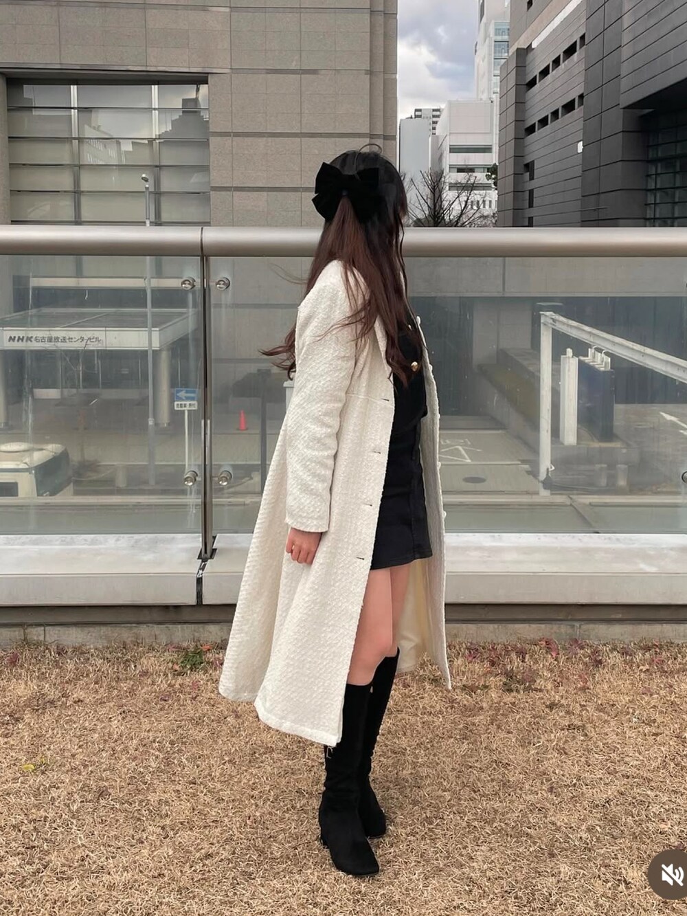 「オトナカワイイ、大人ガーリー、モノトーンコーデ、リボン、韓国ファッション、韓国コーデ、ツイード、キレイめコーデ、ホワイトコーデ、モノトーン、ロングコート、ロングブーツ、オトナ女子、WEARタイアップ」｜「JUNOAHのツイードロングフレアコート（その他アウター、ホワイト系）」を使った、nanami.さん（骨格ウェーブ・レディース・162cm）の冬コーディネートの2枚目の写真