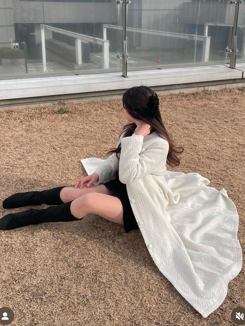 「オトナカワイイ、大人ガーリー、モノトーンコーデ、リボン、韓国ファッション、韓国コーデ、ツイード、キレイめコーデ、ホワイトコーデ、モノトーン、ロングコート、ロングブーツ、オトナ女子、WEARタイアップ」｜「JUNOAHのツイードロングフレアコート（その他アウター、ホワイト系）」を使った、nanami.さん（骨格ウェーブ・レディース・162cm）の冬コーディネートの4枚目の写真