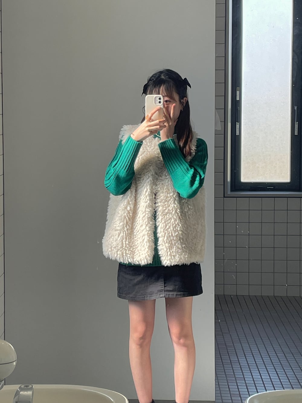 「大人コーデ、休日コーデ、GeeRA、ZOZOTOWN、秋冬コーデ、お洒落さんとつながりたい、今日のコーデ、高身長コーデ、ootd、カラー×コーデ、ニット、カラーコーデ、ファーベスト、ミニスカート」｜「WEGOのWEGO/【XS～Lサイズ】タイトミニスカート（デニムスカート、ブラック系）」を使った、nanami.さん（骨格ウェーブ・レディース・162cm）の秋コーディネートの5枚目の写真