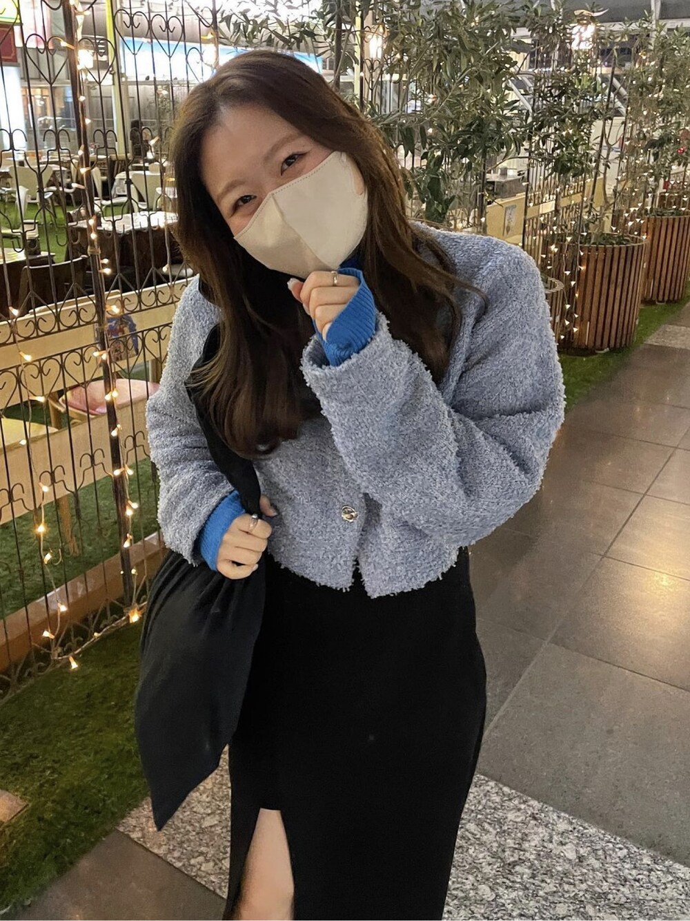 「春コーデ、おでかけコーデ、大人女子、パンツスタイル、着回しコーデ、キレイめカジュアル、カーディガン、カーディガンコーデ、ロングスカート」｜「mysticのリボンヤーンショートカーディガン（カーディガン/ボレロ、ブルー系）」を使った、Nishimura Misakiさん（レディース・160cm）の冬コーディネートの3枚目の写真