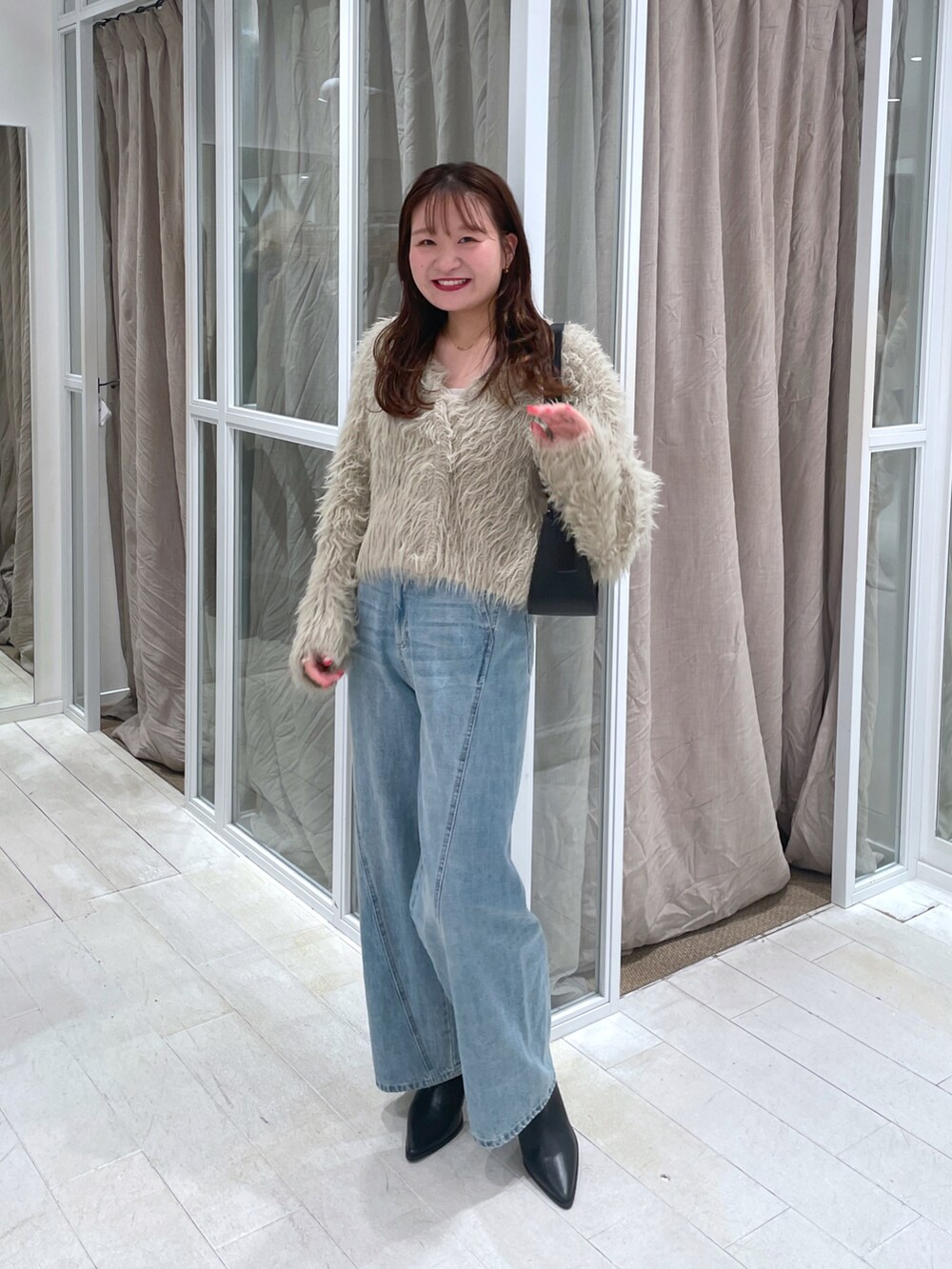 「秋冬コーデ、お出かけコーデ、着回しコーデ、秋服、秋カラー、シンプルスタイル、デニム」｜「mysticの【4色展開】シャギーVカーディガン（カーディガン/ボレロ、ベージュ系）」を使った、Nishimura Misakiさん（レディース・160cm）の秋コーディネートの3枚目の写真