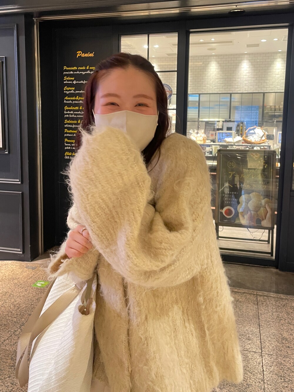 「シンプルコーデ、秋服準備はじめました、秋コーデ、カーディガン、カーディガンコーデ、ロングブーツ、ロングブーツコーデ、秋先取りコーデ、秋服、大人かわいい、ショートパンツ、キレイめ、ニット」｜「mysticのウール混シャギーカーディガン（カーディガン/ボレロ、ベージュ系）」を使った、Nishimura Misakiさん（レディース・160cm）の秋コーディネートの4枚目の写真
