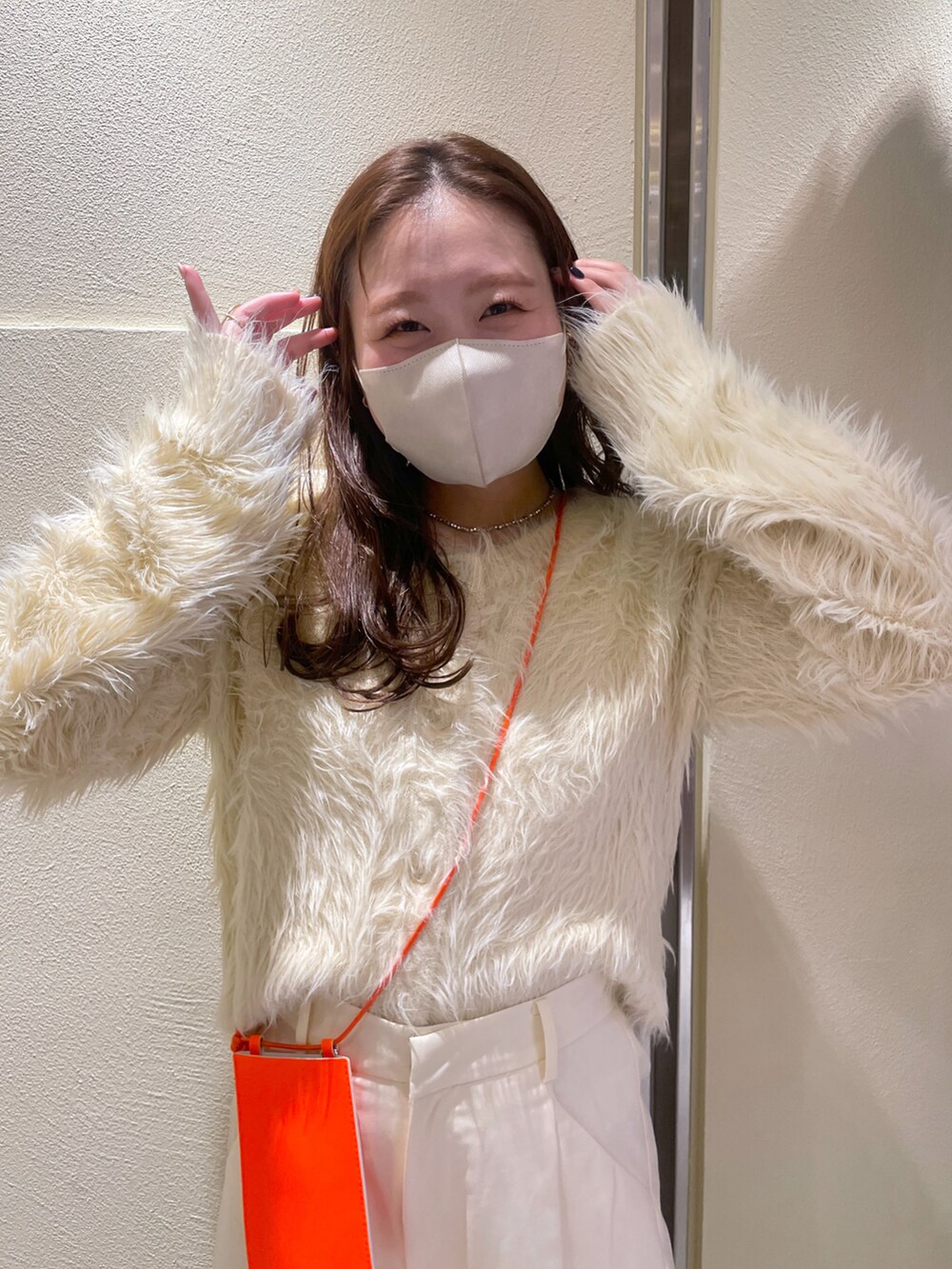 「大人カジュアル、秋服コーデ、カジュアル、ニット、オトナ女子、お出かけコーデ、パンツスタイル、お洒落さんとつながりたい、秋冬」｜「mysticの【再入荷決定！】シャギーショートカーディガン（カーディガン/ボレロ、ブラック系）」を使った、Nishimura Misakiさん（レディース・160cm）の秋コーディネートの2枚目の写真