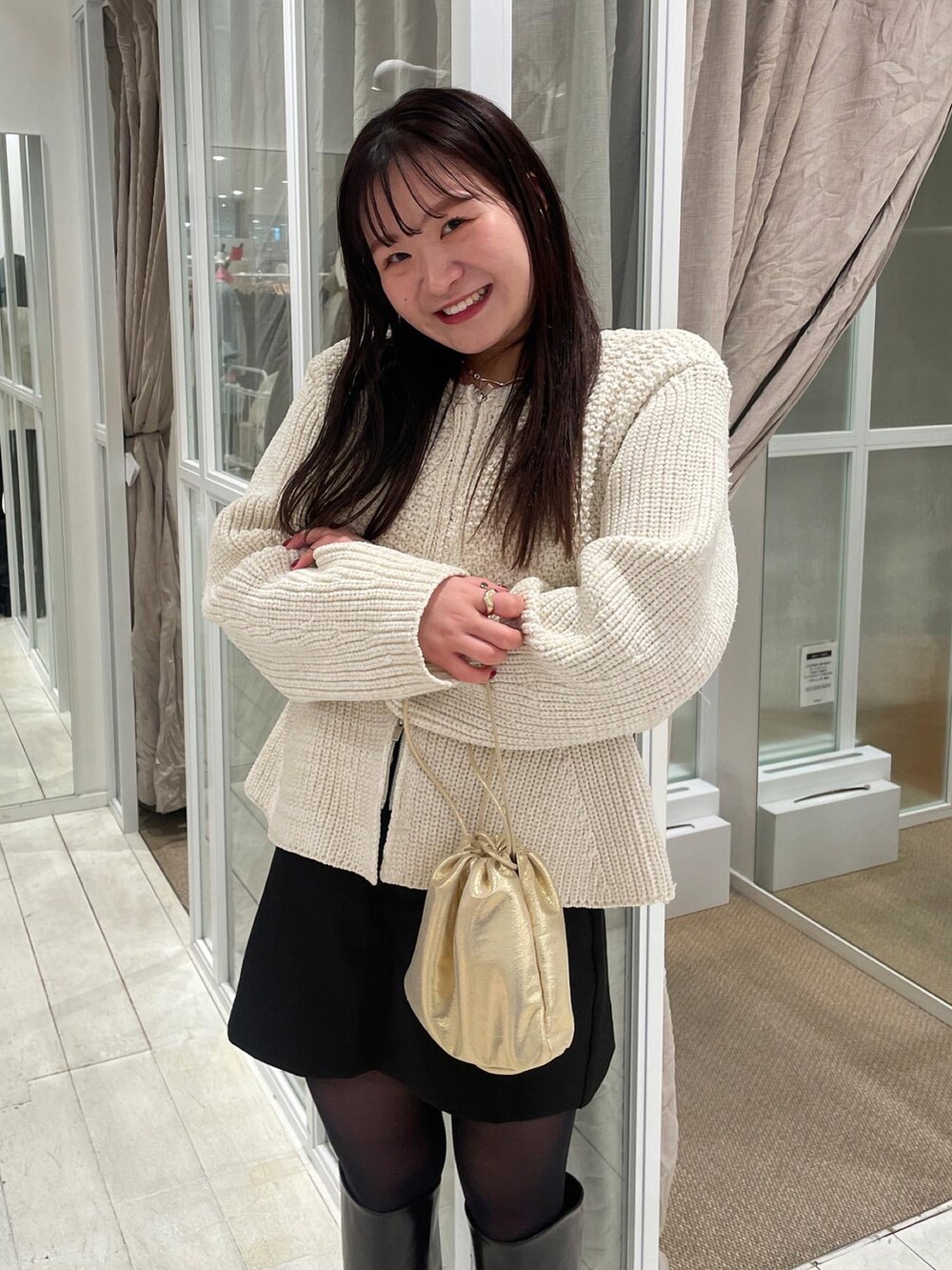 「冬を彩る色いろコーデ、着回しコーデ、冬、春コーデ、骨格ストレート」｜「mysticのアイテム（トップス、ホワイト系）」を使った、Nishimura Misakiさん（レディース・160cm）の冬コーディネートの2枚目の写真