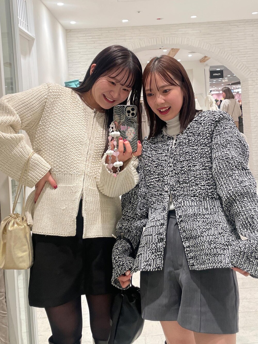 「冬を彩る色いろコーデ、着回しコーデ、冬、春コーデ、骨格ストレート」｜「mysticのアイテム（トップス、ホワイト系）」を使った、Nishimura Misakiさん（レディース・160cm）の冬コーディネートの3枚目の写真