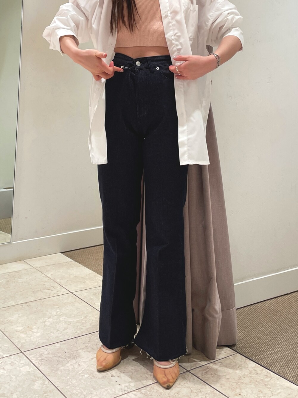 ホワイト系のシャツ/ブラウス、ブルー系のデニムパンツ、ベージュ系のサンダルを着用したレディースの春コーディネートの2枚目の写真