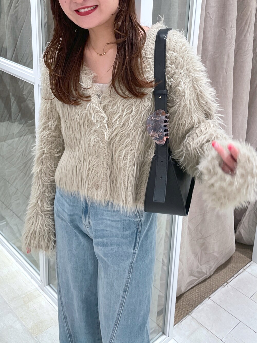 「秋冬コーデ、お出かけコーデ、着回しコーデ、秋服、秋カラー、シンプルスタイル、デニム」｜「mysticの【4色展開】シャギーVカーディガン（カーディガン/ボレロ、ベージュ系）」を使った、Nishimura Misakiさん（レディース・160cm）の秋コーディネートの4枚目の写真