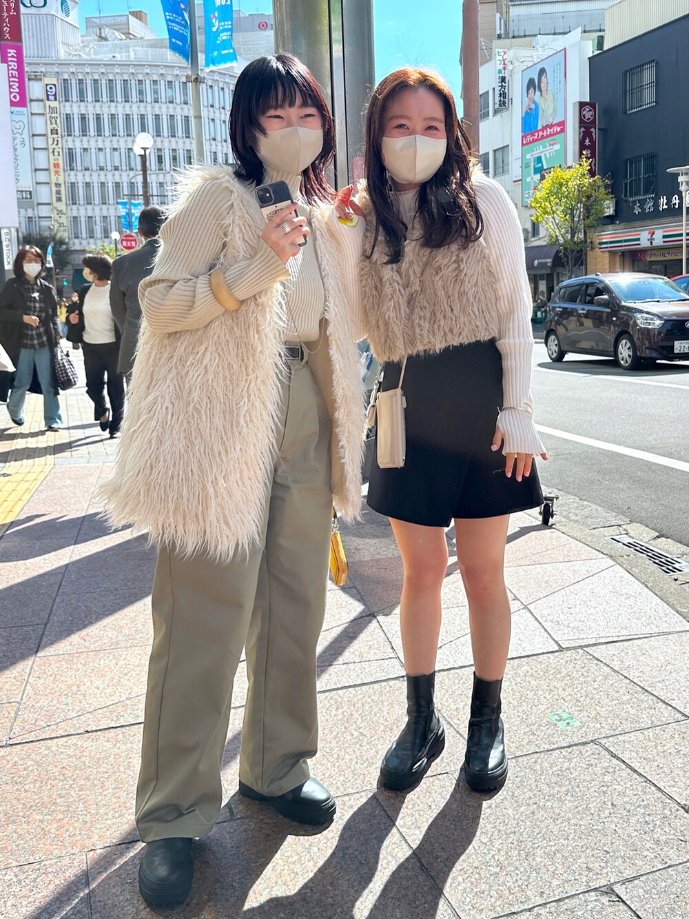 「大人カジュアル、WEARハロウィン2022、休日スタイル、ゆるコーデ、シンプル、おしゃれさんと繋がりたい、きれいめカジュアル、着回しコーデ、大人女子、カジュアル、カラーコーデ、ファーベスト、ファーベストコーデ」｜「mysticの【2022AW】フェイクファーロングベスト（ベスト、ホワイト系）」を使った、Nishimura Misakiさん（レディース・160cm）の秋コーディネートの3枚目の写真