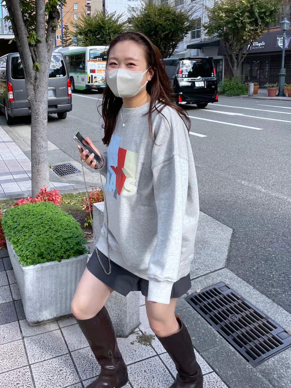 「大人カジュアル、秋冬コーデ、ゆるコーデ、シンプル、スウェット、スウェットパーカー、ショートパンツ」｜「mysticのJAWS / スウェット（スウェット、グレー系）」を使った、Nishimura Misakiさん（レディース・160cm）の秋コーディネートの3枚目の写真