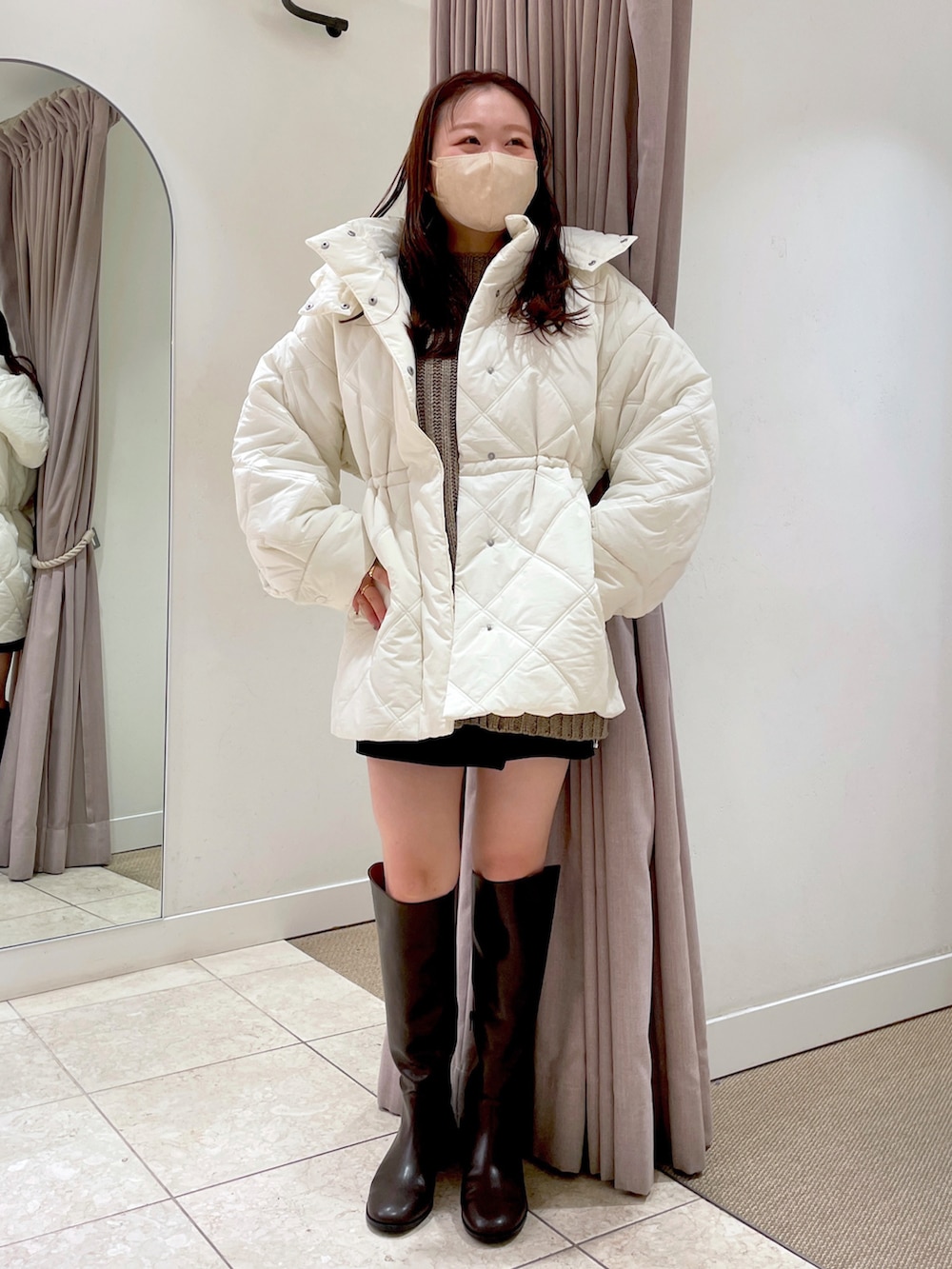 「WEARハロウィン2022、大人カジュアル、休日スタイル、ゆるコーデ、シンプル、おしゃれさんと繋がりたい、きれいめカジュアル、秋冬コーデ、お出かけコーデ」｜「mysticの【サイズ展開あり】キルティングフードコート（その他アウター、ホワイト系）」を使った、Nishimura Misakiさん（レディース・160cm）の秋コーディネートの2枚目の写真