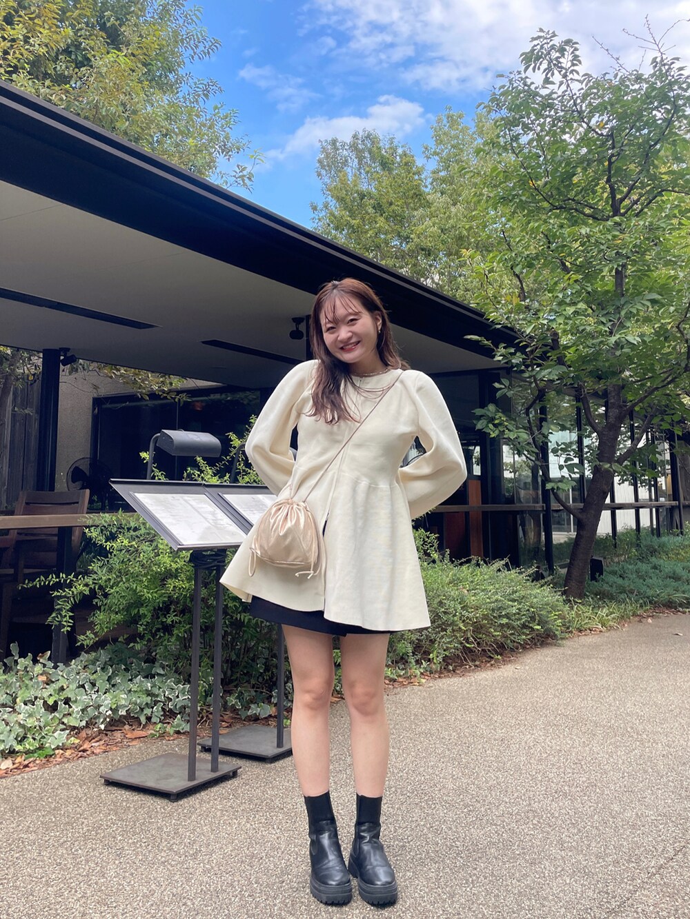 「秋冬コーデ、お出かけコーデ、シンプルスタイル、秋服、今日のコーデ、着回しコーデ、秋カラー、ootd、骨格ストレート」｜「mysticのWZIPペプラムカーディガン（ニット/セーター、ホワイト系）」を使った、Nishimura Misakiさん（レディース・160cm）の秋コーディネートの2枚目の写真