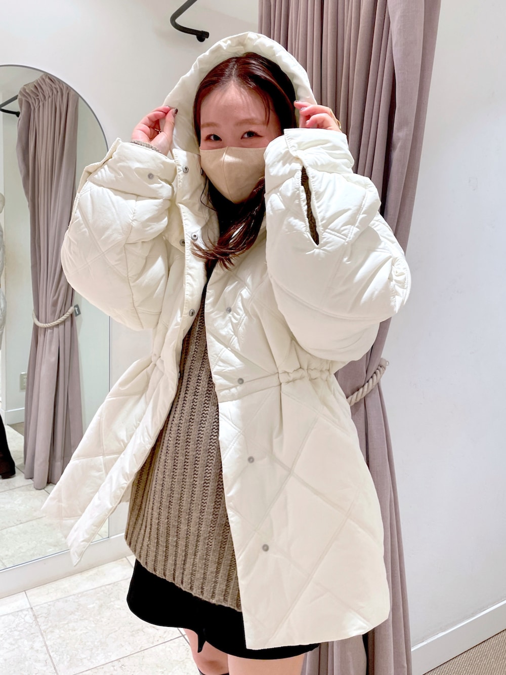 「WEARハロウィン2022、大人カジュアル、休日スタイル、ゆるコーデ、シンプル、おしゃれさんと繋がりたい、きれいめカジュアル、秋冬コーデ、お出かけコーデ」｜「mysticの【サイズ展開あり】キルティングフードコート（その他アウター、ホワイト系）」を使った、Nishimura Misakiさん（レディース・160cm）の秋コーディネートの3枚目の写真