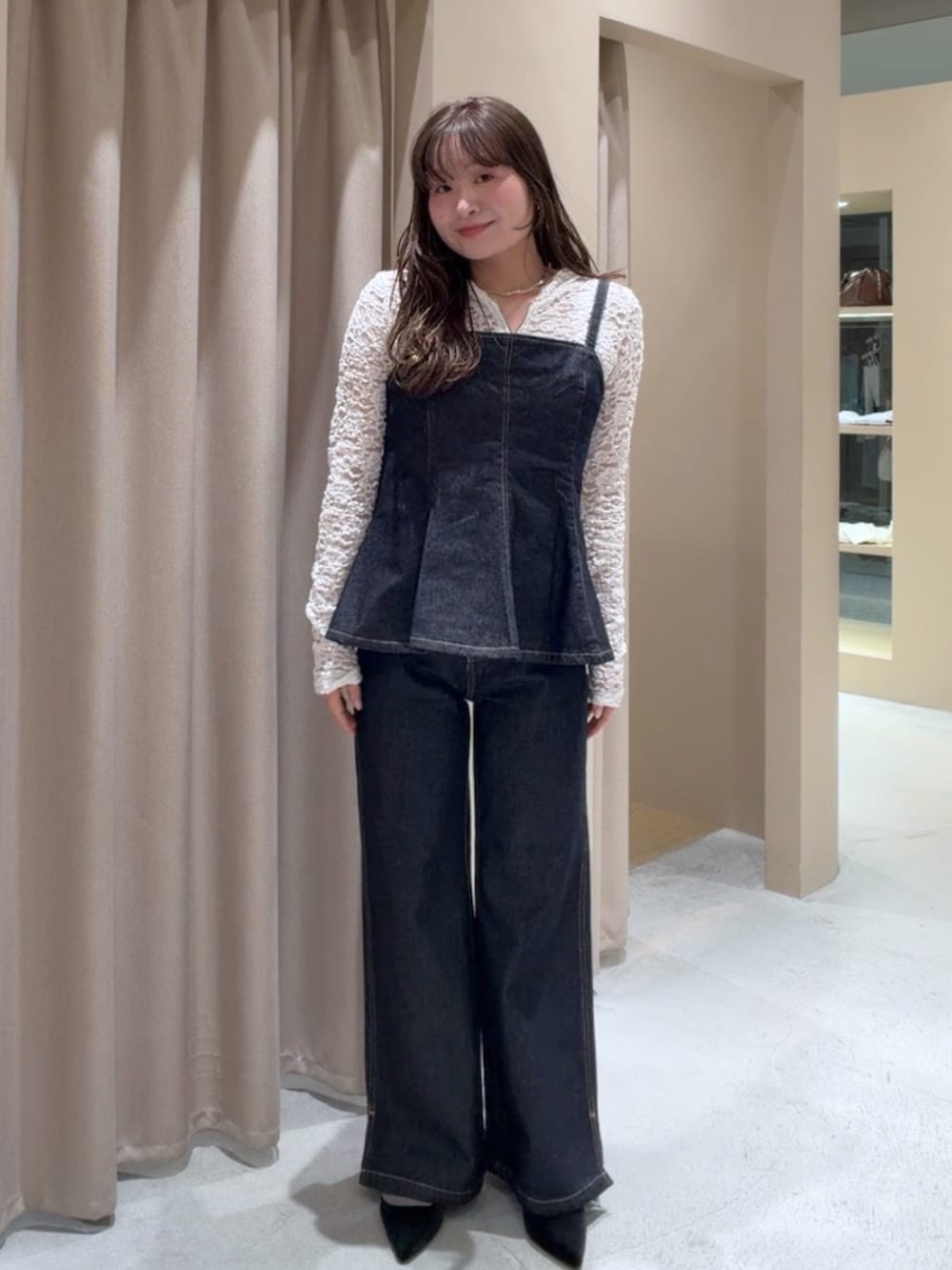 ブルー系のトップス、ブルー系のデニムパンツ、ホワイト系のパーカーを着用したレディースの冬コーディネートの2枚目の写真