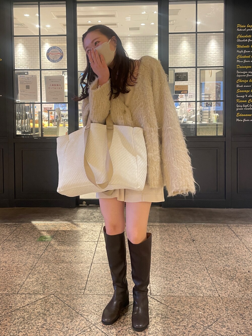 「シンプルコーデ、秋服準備はじめました、秋コーデ、カーディガン、カーディガンコーデ、ロングブーツ、ロングブーツコーデ、秋先取りコーデ、秋服、大人かわいい、ショートパンツ、キレイめ、ニット」｜「mysticのウール混シャギーカーディガン（カーディガン/ボレロ、ベージュ系）」を使った、Nishimura Misakiさん（レディース・160cm）の秋コーディネートの2枚目の写真