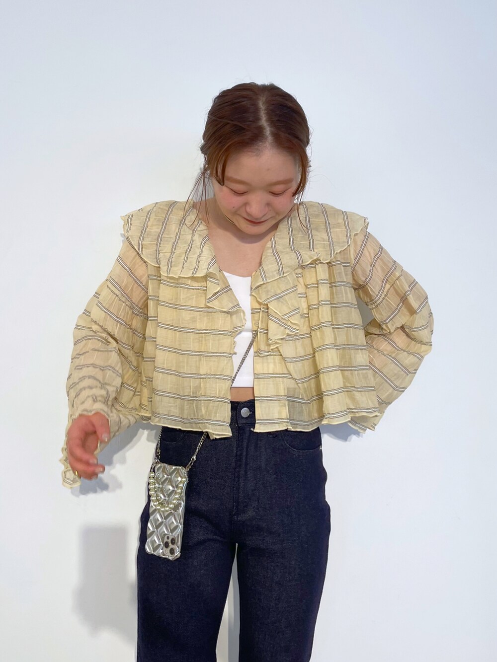 「オトナカジュアル、ゆるコーデ、初夏コーデ、カラーコーデ、ラッフルフリル、ラッフルブラウス、デニム、デニムコーデ」｜「mysticのシアーボーダーラッフルブラウス（シャツ/ブラウス、ベージュ系）」を使った、Nishimura Misakiさん（レディース・160cm）の春コーディネートの5枚目の写真