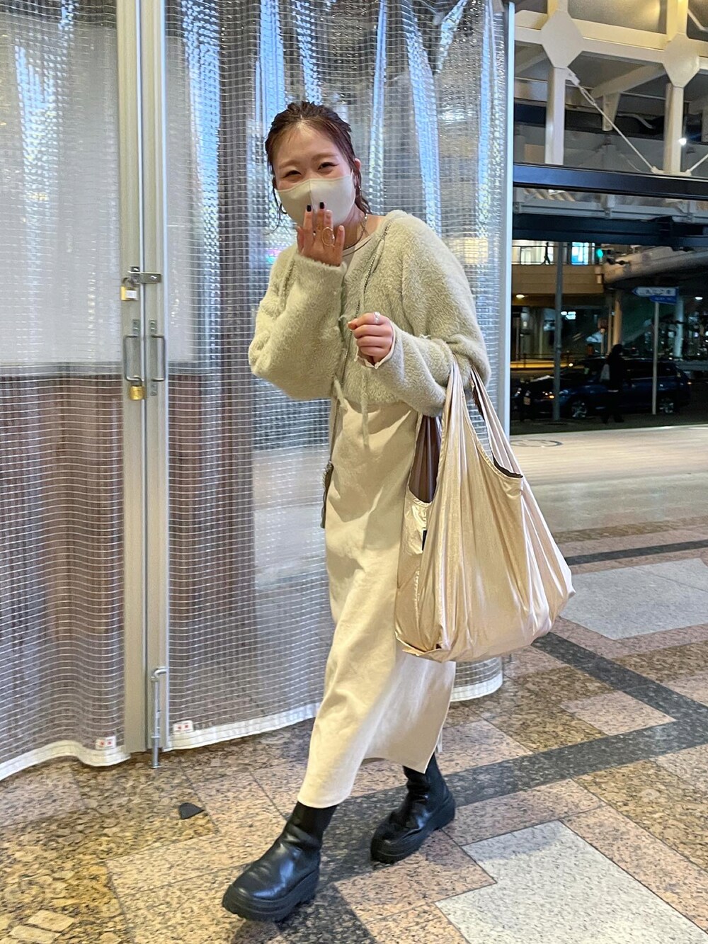 「休日スタイル、カジュアル、プチプラコーデ、シンプルコーデ、あったかコーデ、オトナカワイイ、ootd、ラクチンコーデ、ラフコーデ、ワンピース、ワンピースコーデ」｜「mysticの【サイズ展開あり】シャギーニットワンピースSET（ワンピース、ベージュ系）」を使った、Nishimura Misakiさん（レディース・160cm）の秋コーディネートの3枚目の写真