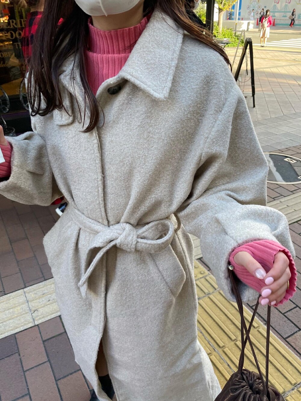 「WEARハロウィン2022、大人カジュアル、ゆるコーデ、シンプル、アウター、ピンク、ピンクコーデ、ピンクニット」｜「mysticの【サイズ展開あり】ステンカラーロングコート（ステンカラーコート、ベージュ系）」を使った、Nishimura Misakiさん（レディース・160cm）の秋コーディネートの3枚目の写真