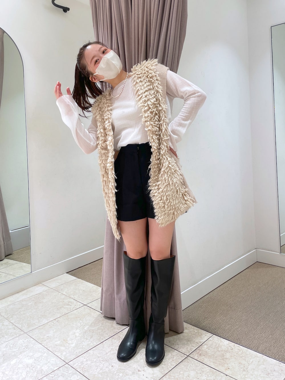 「初秋コーデ、カジュアルコーデ、秋のコーデ、オトナ女子、着回しコーデ、お洒落さんとつながりたい、ショートパンツ、ファーベスト、ファーベストコーデ、骨格ストレート」｜「mysticのシアーニットプルオーバー【結婚式/オケージョンスタイル】（ニット/セーター、ホワイト系）」を使った、Nishimura Misakiさん（レディース・160cm）の秋コーディネートの3枚目の写真