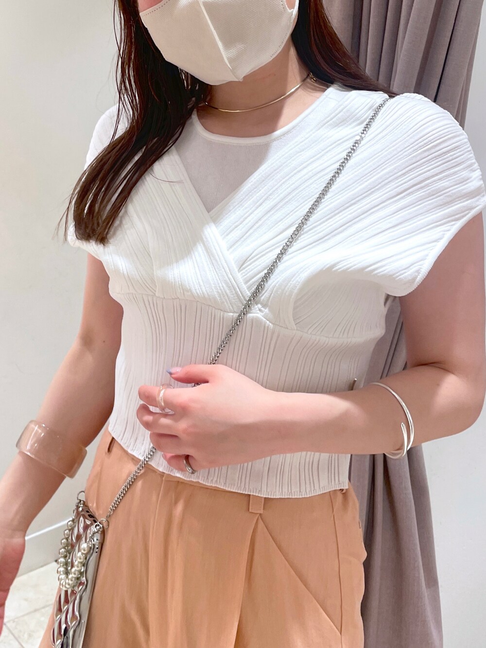 「大人カジュアル、今日のコーデ、カジュアル、大人女子、オトナカワイイ、きれいめカジュアル、カラーコーデ、スラックス、スラックスコーデ、ootd、ホワイト」｜「mysticのレイヤードクロスニット（ニット/セーター、ホワイト系）」を使った、Nishimura Misakiさん（レディース・160cm）の夏コーディネートの3枚目の写真