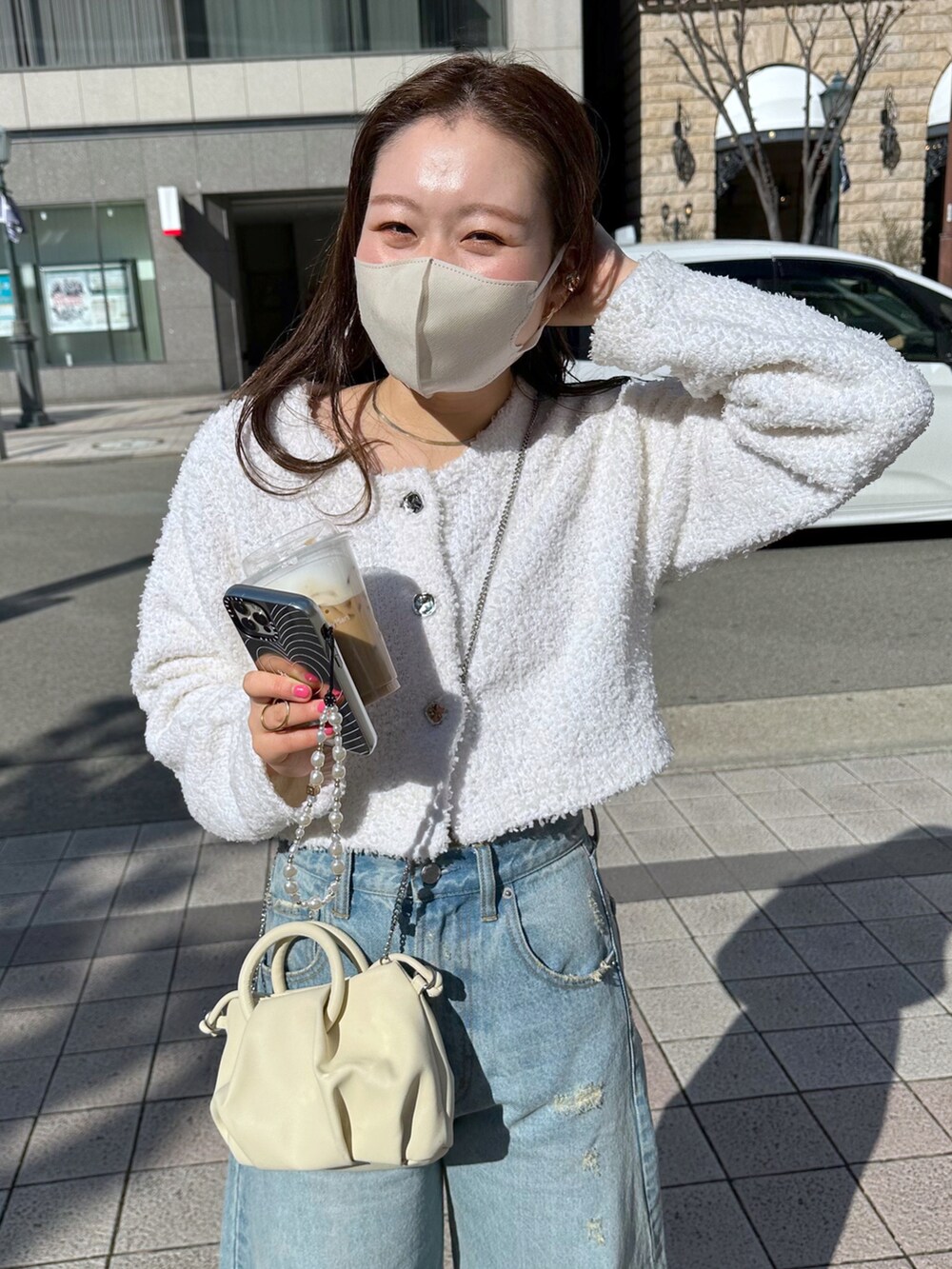 「私の推しブランド、休日コーデ、オトナカジュアル、パンツコーデ、おでかけコーデ、モノトーンコーデ、カジュアル、白カーディガン、デニム、春福、春服コーデ、骨格ストレート、ワイドデニム」｜「mysticの【カラー展開豊富】リボンヤーンショートカーディガン（カーディガン/ボレロ、ホワイト系）」を使った、Nishimura Misakiさん（レディース・160cm）の冬コーディネートの4枚目の写真