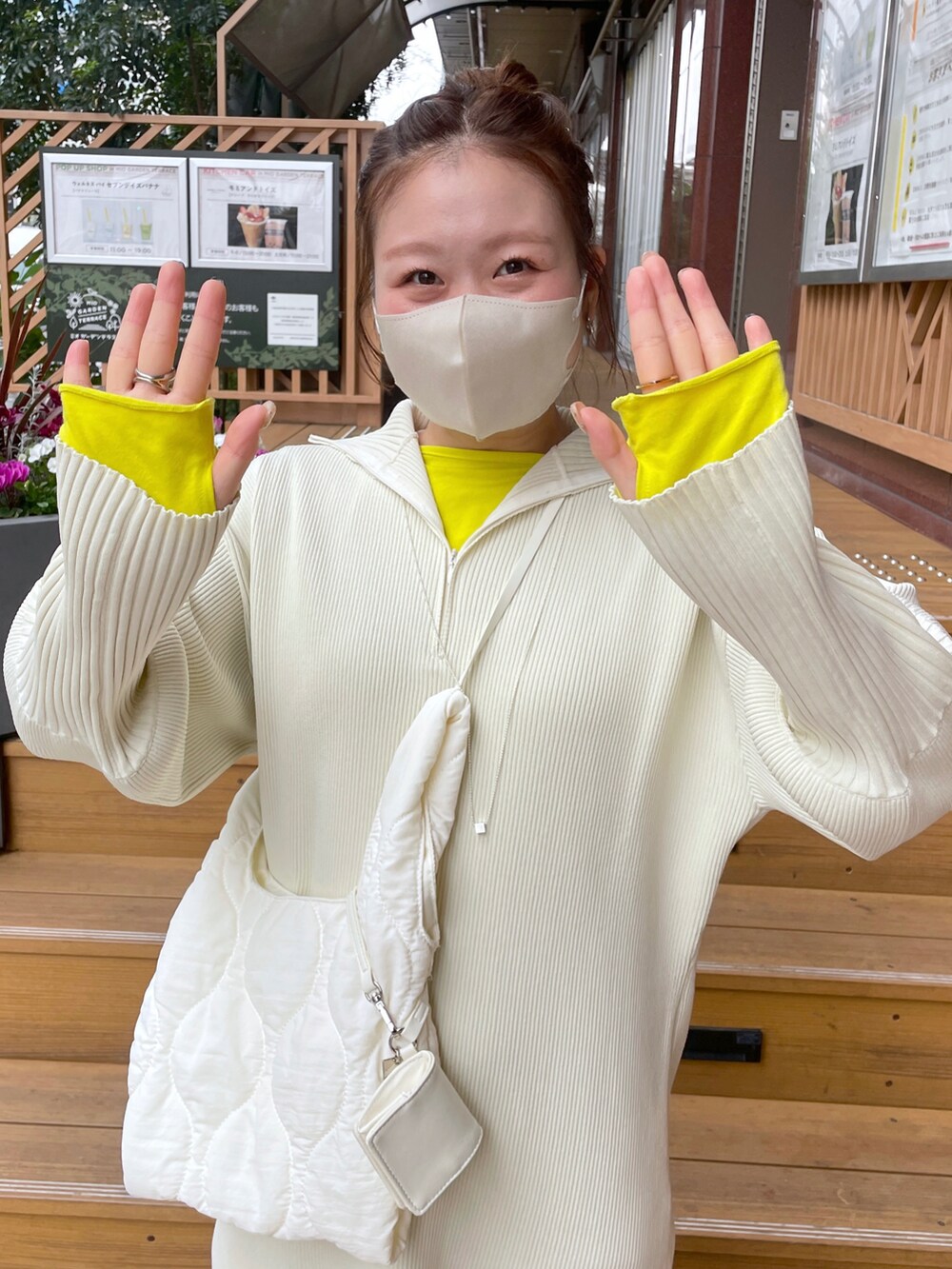 「休日スタイル、カジュアル、オトナカワイイ、あったかコーデ、シンプルコーデ、大人女子、プチプラコーデ、ootd、淡色女子、秋コーデ、ラフコーデ」｜「mysticのアイテム（ワンピース/ドレス、ホワイト系）」を使った、Nishimura Misakiさん（レディース・160cm）の秋コーディネートの3枚目の写真