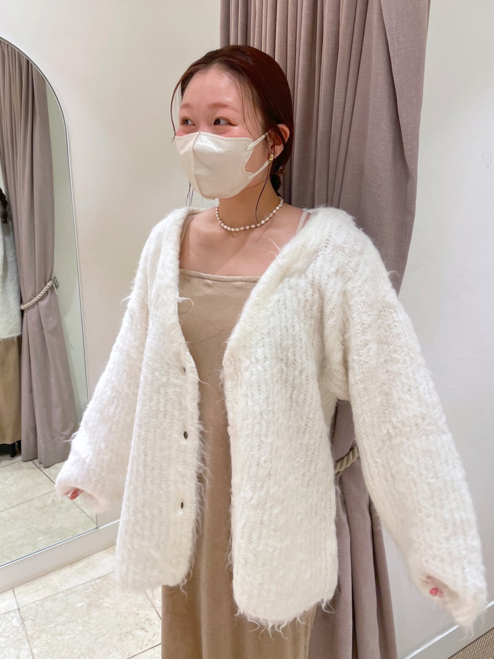 「初秋コーデ、カジュアルコーデ、シンプル、オトナ女子、着回しコーデ、秋のコーデ、お洒落さんとつながりたい、ゆるコーデ、骨格ストレート、カーディガン、カーディガンコーデ、キャミワンピース」｜「mysticのウール混シャギーカーディガン（カーディガン/ボレロ、ホワイト系）」を使った、Nishimura Misakiさん（レディース・160cm）の秋コーディネートの3枚目の写真