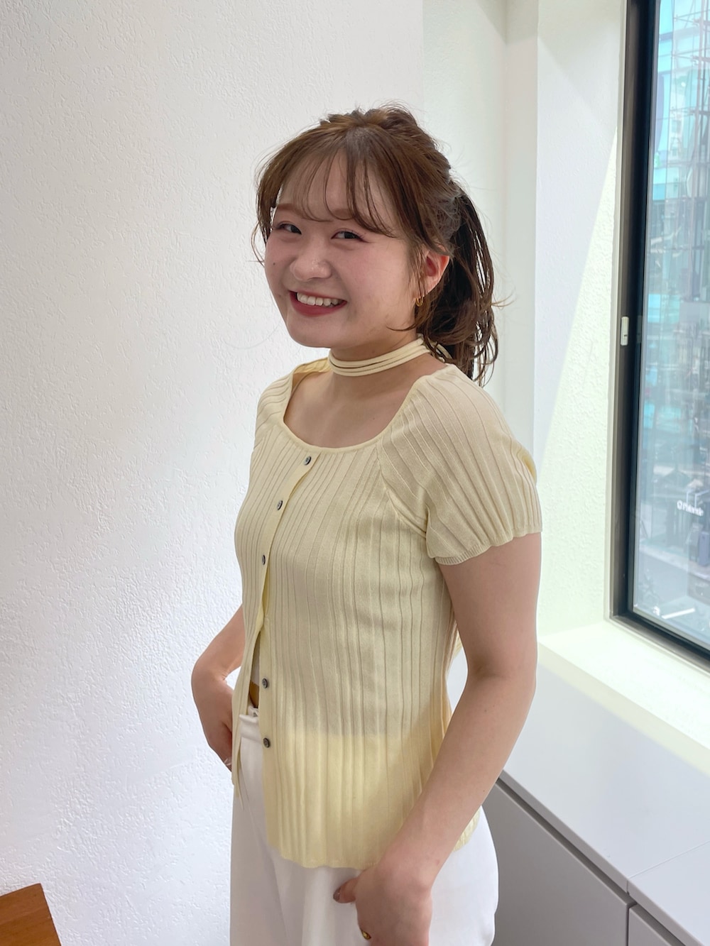 「骨格ストレート、骨格ストレートコーデ、骨格スタイル、骨格ストレート×イエベ春、骨スト、骨ストコーデ、骨スト優勝、骨ストレート、骨スト大優勝」｜「mysticのチョーカーリブニット（ニット/セーター、イエロー系）」を使った、Nishimura Misakiさん（骨格ストレート・レディース・160cm）の春コーディネートの2枚目の写真