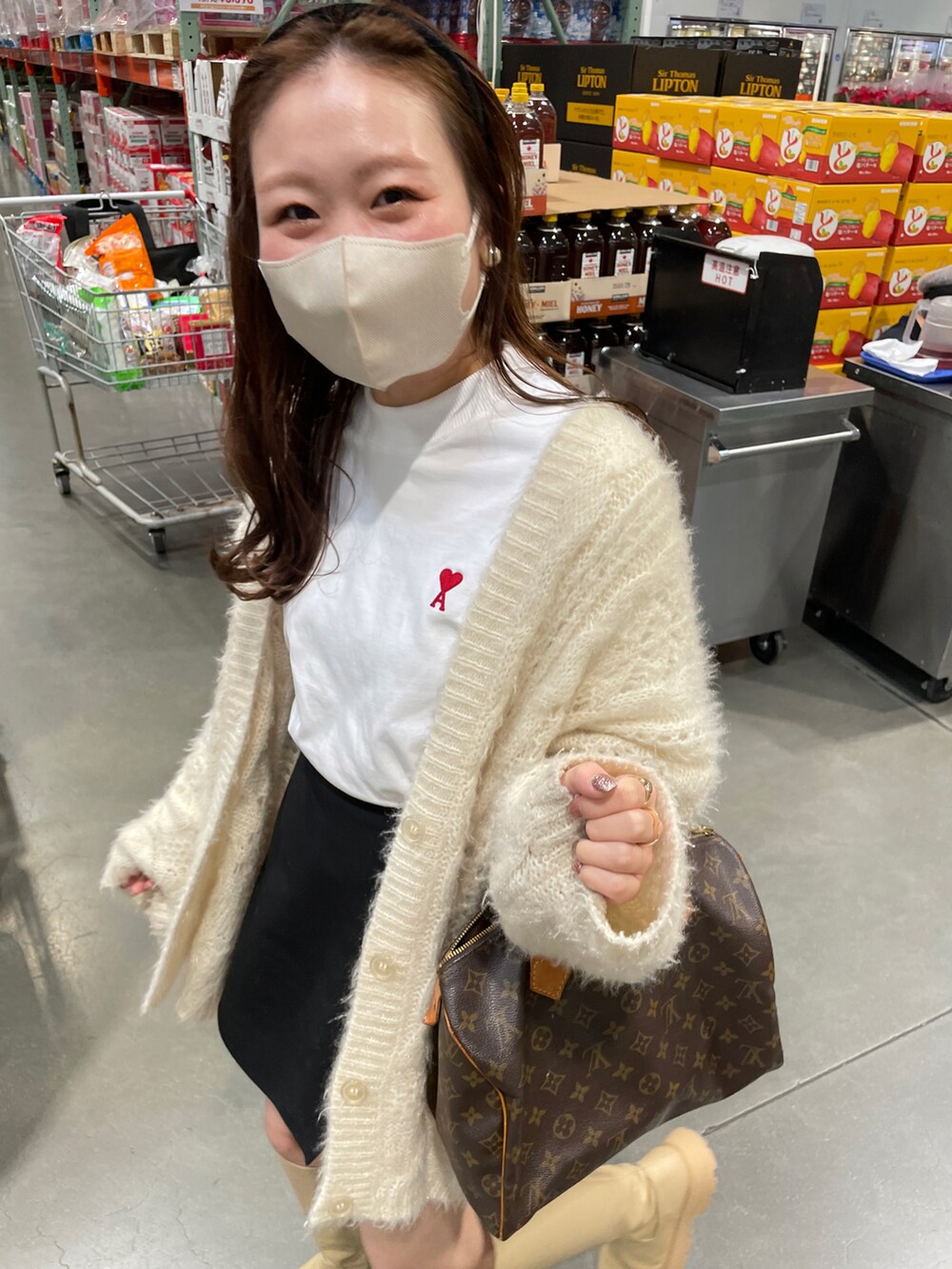 「オトナカジュアル、ガーリー、ガーリーコーデ、アミパリ、今日のコーデ、カチューシャ、ブーツ、来年もよろしくお願いします、ootd」｜「amiのアイテム（トップス、ホワイト系）」を使った、Nishimura Misakiさん（レディース・160cm）の冬コーディネートの2枚目の写真