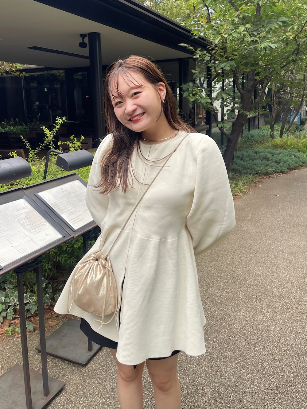 「秋冬コーデ、お出かけコーデ、シンプルスタイル、秋服、今日のコーデ、着回しコーデ、秋カラー、ootd、骨格ストレート」｜「mysticのWZIPペプラムカーディガン（ニット/セーター、ホワイト系）」を使った、Nishimura Misakiさん（レディース・160cm）の秋コーディネートの3枚目の写真