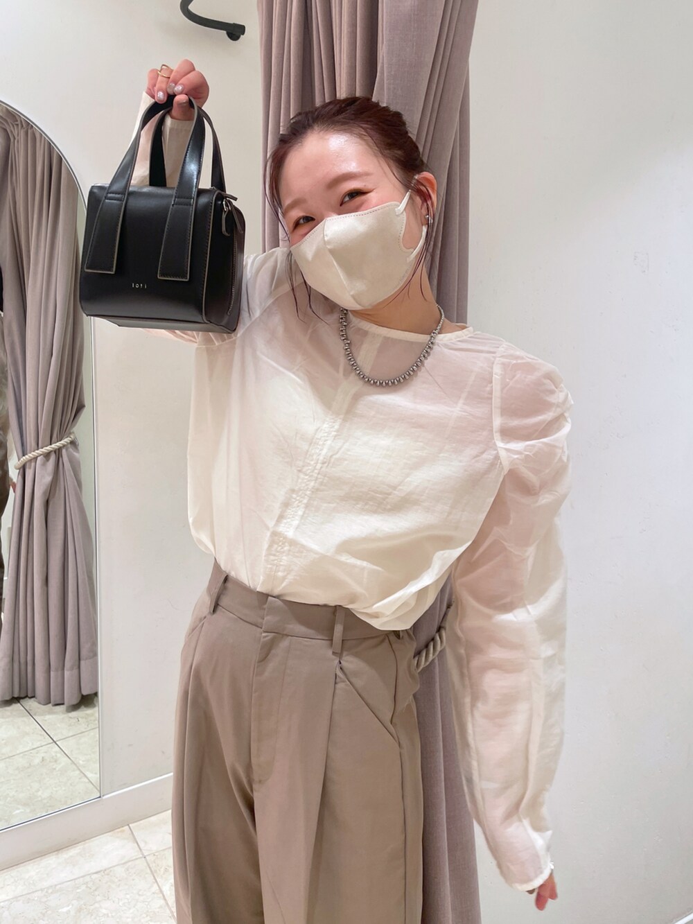 「秋服準備はじめました、シンプル、秋先取りコーデ、パンツスタイル、秋コーデ、きれいめカジュアル、スラックス、スラックスパンツ、パワショル、シアー、ブラウス×パンツ」｜「mysticのシアーパワショルブラウス（シャツ/ブラウス、ホワイト系）」を使った、Nishimura Misakiさん（レディース・160cm）の秋コーディネートの3枚目の写真