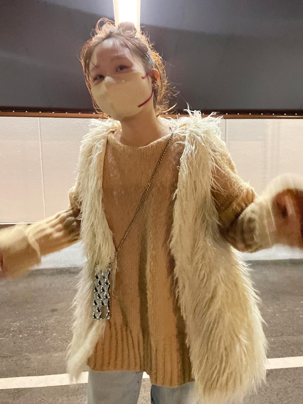 「WEARハロウィン2022、ファーベスト、ファーベストコーデ、秋冬コーデ、大人カジュアル、ゆるコーデ、大人女子、秋、ニットコーデ、着回しコーデ」｜「mysticの【2022AW】フェイクファーロングベスト（ベスト、ホワイト系）」を使った、Nishimura Misakiさん（レディース・160cm）の秋コーディネートの2枚目の写真